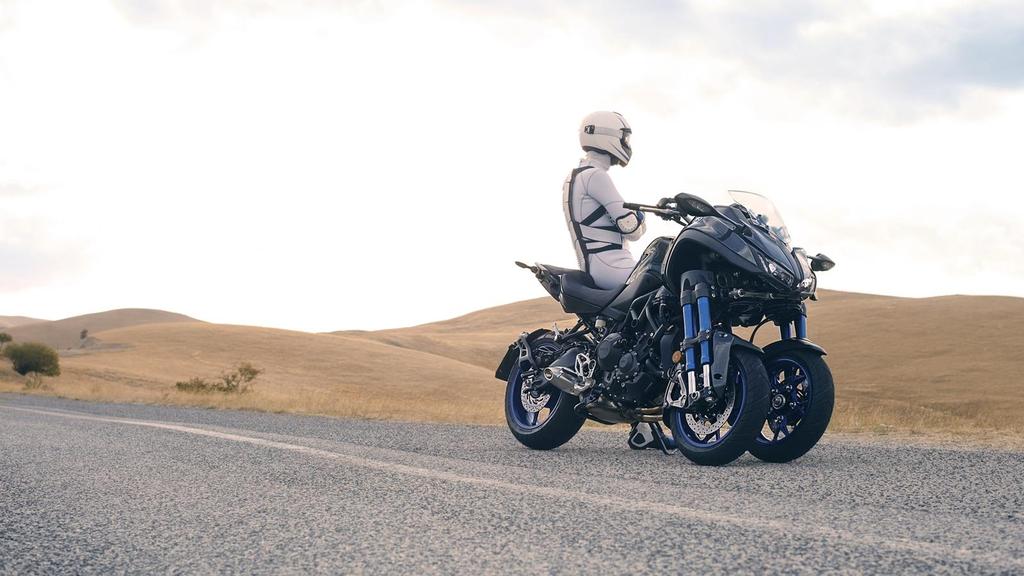 Massima confidenza in curva La chiave delle straordinarie prestazioni sportive e touring è il suo frontale hi-tech.