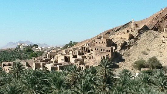 A seguire visita a Bahla, il villaggio mistico, conosciuto per le ceramiche arabe, e sosta al Forte di Bahla, recentemente aperto al pubblico dopo una lunga restaurazione (visitabile solo dall