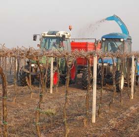 4 Le tipologie di macchine impiegate per la raccolta e trasformazione delle biomasse agricole si differenziano a seconda delle caratteristiche fisiche del prodotto e della logistica dei cantieri.