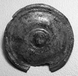 13) Oggetto in bronzo della lunghezza di 4 cm conformato tipo un piccolo manico. Ad un estremità presenta una specie di immanicatura appuntita.