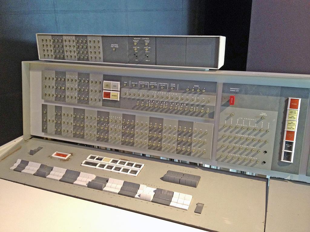 Collaborazioe tra CNUCE e IBM Arriva il primo supercalcolatore IBM 7090 a Pisa el