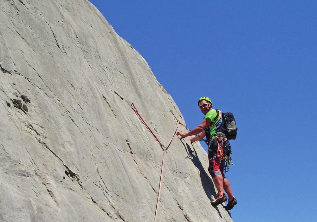 REGOLAMENTO Con l iscrizione ad un corso, l allievo dichiara di essere pienamente consapevole che la pratica dell alpinismo in tutte le sue forme e specializzazioni comporta dei rischi non eludibili.