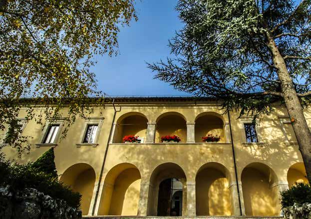 villa bonanni OCRE - L AQUILA Villa Bonanni è un palazzo rinascimentale, edificato per volontà del notaio Raniero Panacci tra il XV e il XVI secolo, come residenza principale di una famiglia che