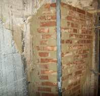 Nelle aperture tra le pareti esterne e i setti trasversali sono state inserite cerchiature metalliche costituite da profili in acciaio ancorati alla muratura mediante barre filettate e piastre (fig.