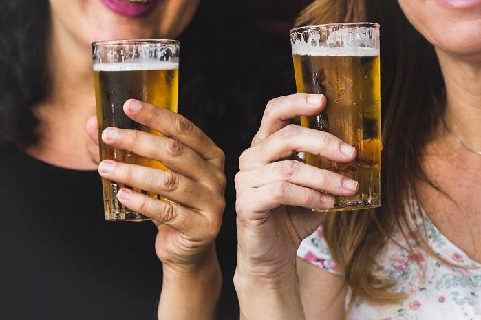 L'alcol non fa parte di una dieta salutare, ma in molte culture le celebrazioni del Capodanno sono associate al consumo di alcol.