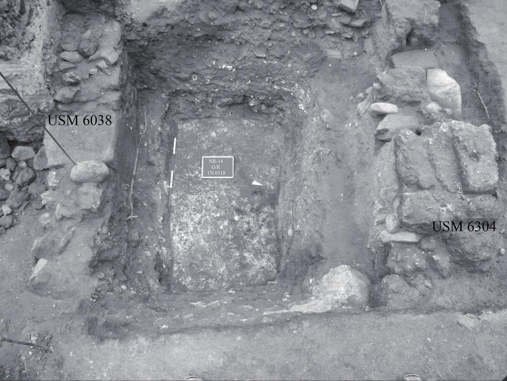 Fig. 3 - Nora, Area G/R. US 6318: piano pavimentale (foto S. Magliani). E di poco sporgente, con orientamento leggermente sfalsato (fig.