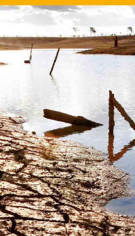 L acqua al centro del cambiamento L acqua rappresenta una risorsa strategica ed al contempo un fattore di rischio.