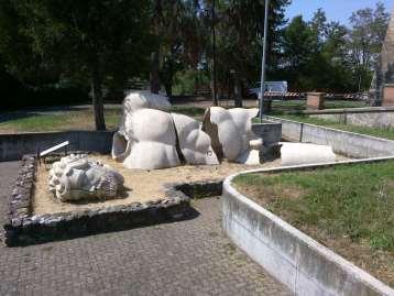 Ai Caduti per la Resistenza La scultura raffigura un gigante abbattuto i cui resti delimitano di cocci in pietra l'intero perimetro dello spazio figurativo.