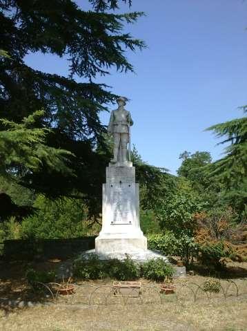 Ai Caduti per la Patria Il monumento venne inaugurato il 12 ottobre 1924. Su uno zoccolo in marmo è posta una statua raffigurante un soldato in vedetta opera dello scultore Fiaschi di Carrara.