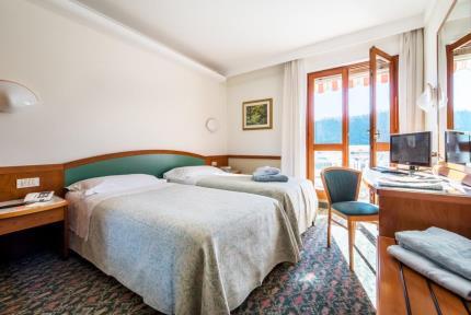 L Hotel offre i seguenti servizi: sala da pranzo, bar, sala di soggiorno, sala da colazione, terazza panoramica, ascensore, giardino.