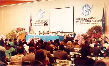 Jomtien, Thailandia 5-9 marzo, 1990 Adozione della «World Declaration on Education For All» e del «Framework for Action to Meet the basic needs» Obiettivi individuati: - Accesso universale all