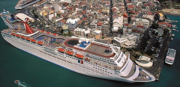 GUADALUPE POINT A PITRE Guadalupa è composta da due isole, Basse terre e Grande Terre, unite da un ponte esattamente dove sorge il maggiore centro abitato, Pointe a Pitre, capolinea di moltissime