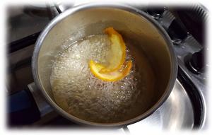 Preparate la crema bavarese. Nel frattempo mettete la gelatina (i fogli di colla di pesce) in ammollo in acqua fredda.