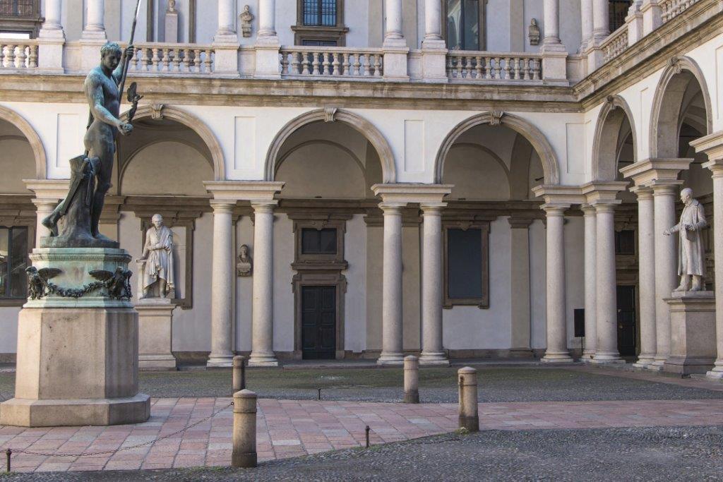 nuovo ingresso appare, attraverso un infisso trasparente, la visone straordinaria della Sala Maria Teresa della Biblioteca.