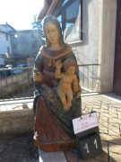 SCHEDA 04 Oggetto: Statua lignea Soggetto: Madonna con bambino Tecnica: Intaglio e pittura Provenienza: Amatrice Scai Chiesa di San Sebastiano Datazione: XVIII sec.