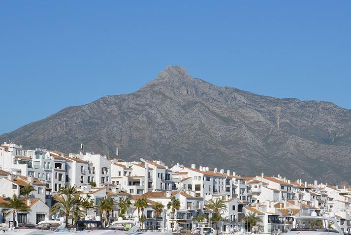 nella zona de La Caleta, tra il Paseo de Reding e il mare, renderanno il vostro soggiorno una esperienza indimenticabile. Sistemazione camera doppia Premier Pernottamento.