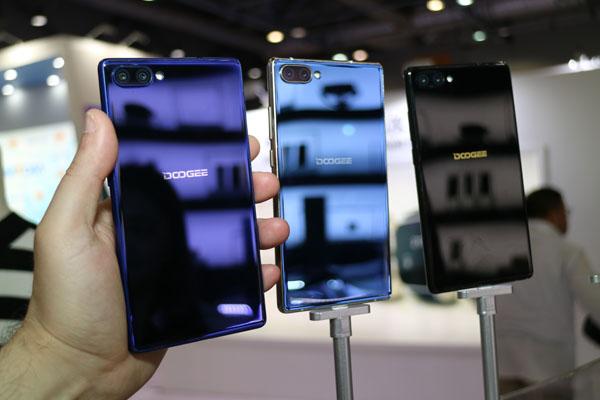 Doogee MIX deve il suo nome alla crasi fra MINI e MAX e non all'altro smartphone borderless, da cui sembra discendere sia per il form factor che per alcune scelte progettuali.