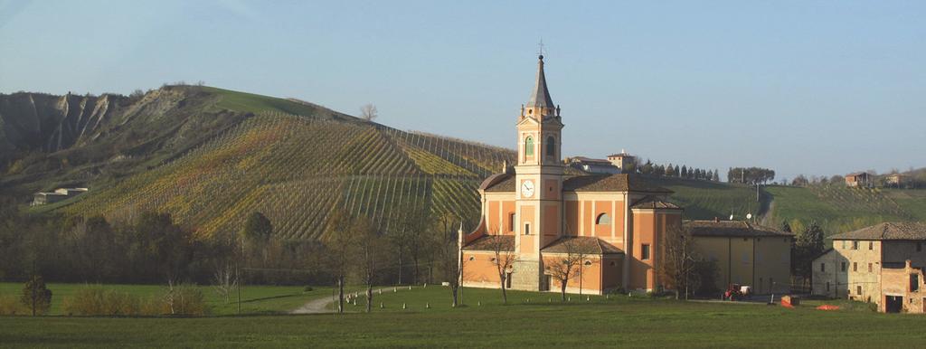 gran parte coltivati, punteggiati di vigneti e ceraseti, nonché da aspri calanchi, che si offrono improvvisamente allo sguardo dell osservatore.