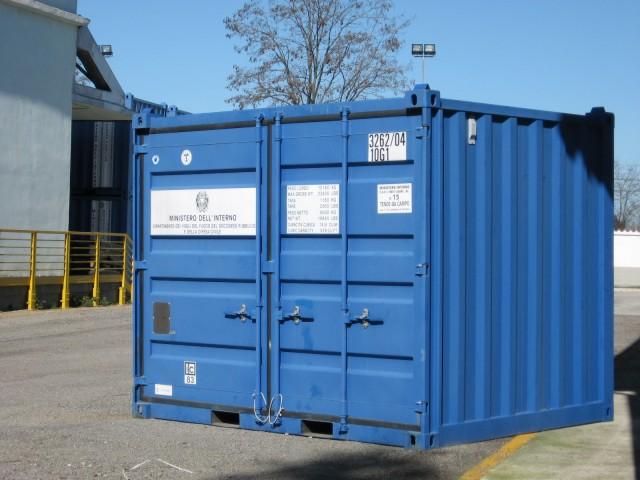 Container Per garantire una più celere movimentazione ed un sicuro trasporto in ogni condizione ambientale, i materiali di soccorso sono stivati in container di lamiera d acciaio grecata.