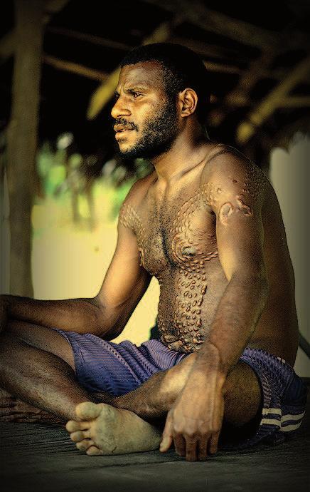 I KANIGARA Tra i Kaningara, che vivono in Papua Nuova Guinea sulle rive di un affl uente del Sepik, il rito di iniziazione maschile si chiama tambaran. Qui sono gli uomini a fare gli uomini.