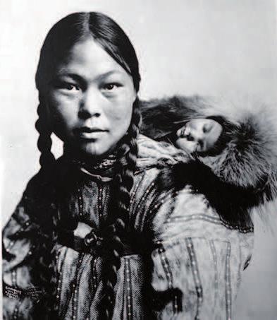 GLI INUIT Tra gli Inuit (Eschimesi), alla nascita di un bambino si consulta lo sciamano per sapere quale spirito si è reincarnato in lui.