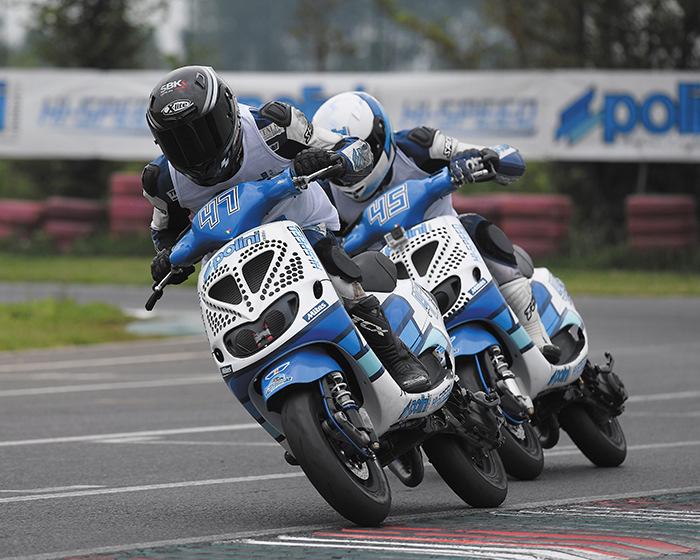 SCOOTER 70 EVOLUTION OPEN: CASTELLINI FORZA E CORAGGIO In Gara-1 Tiraferri scatta davanti a tutti seguito dall autore della pole Castellini.