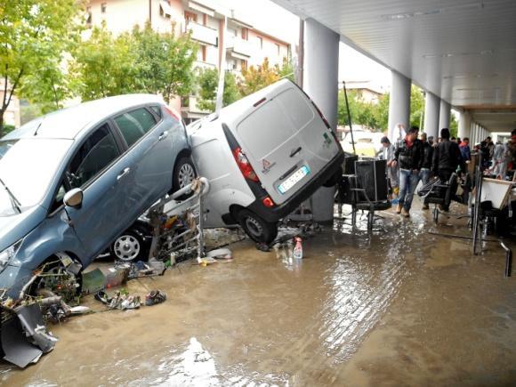 I sogni a volte si avverano Con una pacca cerchi di toglierti di dosso la polvere che ricopre i tuoi vestiti, con l'acqua ti lavi via dalle mani i resti di fango che, pochi giorni prima, aveva invaso