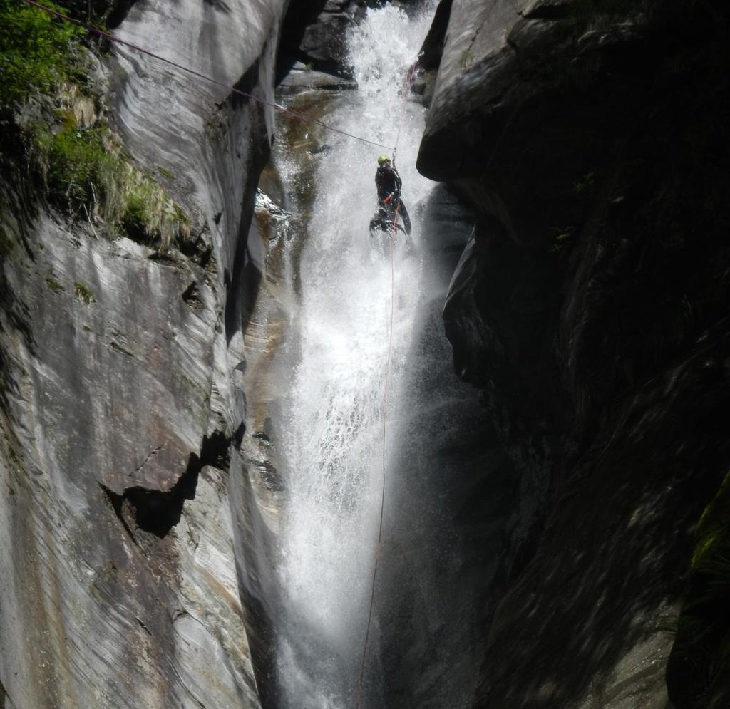 tecniche di toboga progressione a piedi in forra tecniche di calata in cascata con forte portata tecniche di attrezzamento in situazioni di forte portata tecniche di sicurezza ORGANICO DEL CORSO: