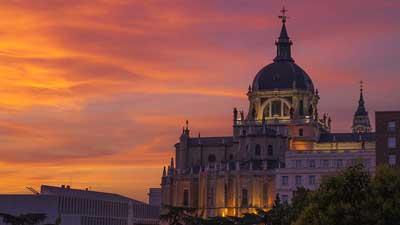 passeggiare per i vicoli bianchi dell Albaicín. Granada, anche se attraversata da alcune vie trafficate, merita di essere scoperta passeggiando con calma perché nasconde molti angoli suggestivi!