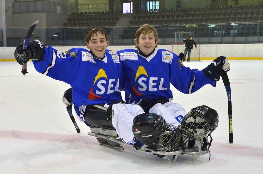 30 Finale 1 /2 posto AQUILE SUD TIROLO - TORI SEDUTI TORINO 2-0 Sono ancora le Aquile del Sud/rolo ad alzare la coppa per il Campionato Italiano di Ice Sledge Hockey.