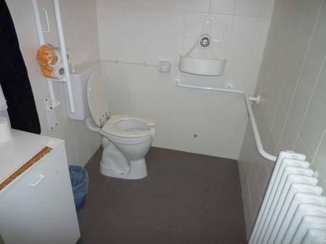 Servizio igienico interno riservato ai dipendenti, raggiungibile attraverso corridoio con porte con luce netta di 80 cm, e con misure
