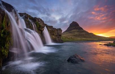 Alba ai piedi del famoso Kirkjufell, montagna simbolo dell Islanda, sosta nella
