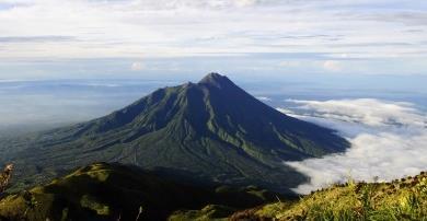 Nel primo pomeriggio rientro a Yogyakarta e resto della giornata libera. Escursione all alba a Borobodur.