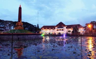 Trasferimento in pulmino privato e visita di Wonosari; al rientro city tour di Malang con guida locale parlante italiano.