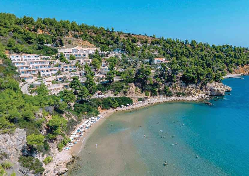 POSIZIONE Situato su una collina, il villaggio è composto da bungalow immersi nella natura che digradano verso il mare.