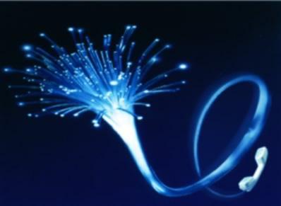 La fibra ottica Le fibre ottiche sono filamenti di materiali vetrosi o polimerici, realizzati in modo da poter condurre la luce.