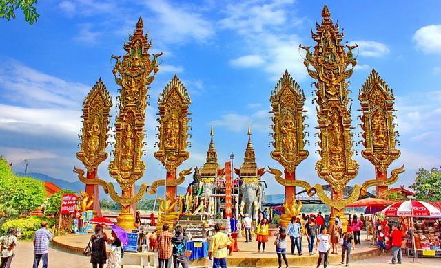 Durante il pomeriggio il tour prevede la visita delle località di Lampang Phra e Lampang Luang Sistemazione nel vostro hotel Pernottamento a Lampang 24 Novembre - Partenza per Chiang Rai, Tempio