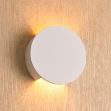Le lampade e Applique della gamma d'illuminazione LED decorativa possiedono un design innovativo e minimalista.
