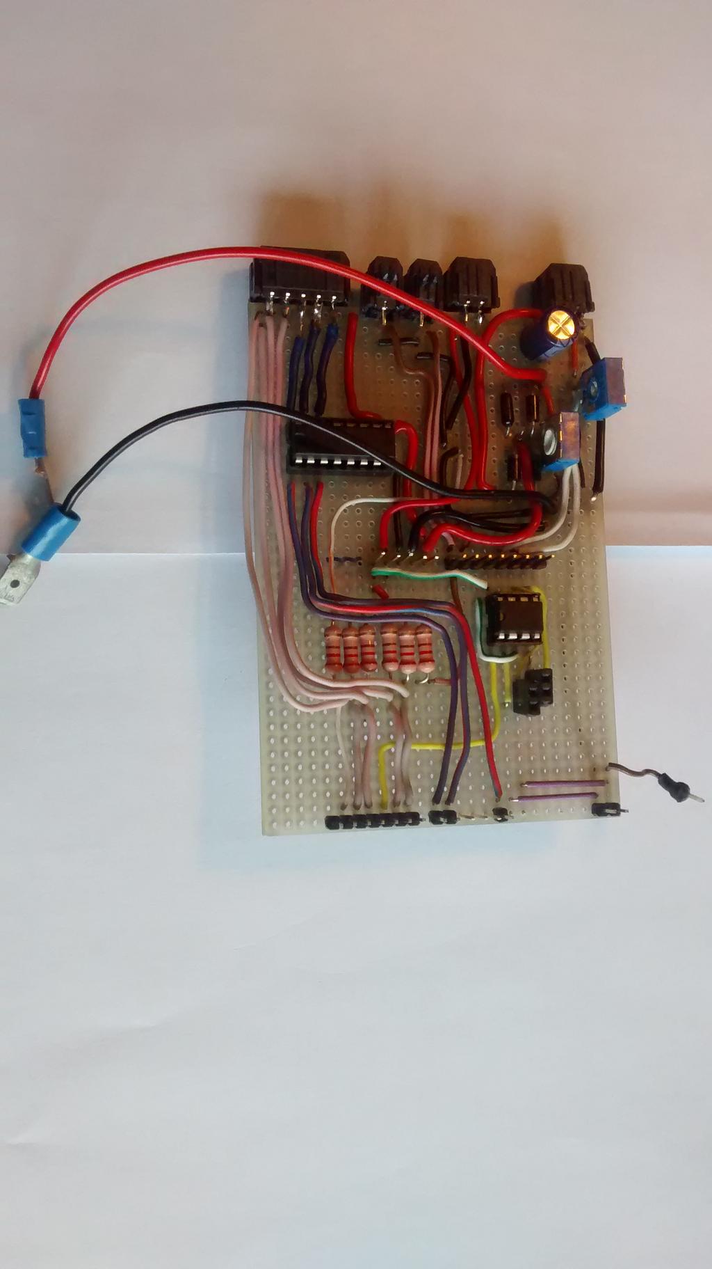 Elettronica di interfacciamento: per collegare gli ingressi ed uscite di Arduino Due al campo (ossia l imbarcazione) è necessario progettare un apposito circuito elettrico.