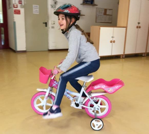 Prime pedalate a scuola ARIANNA: È divertente, ma la bici è troppo bassa e le ginocchia