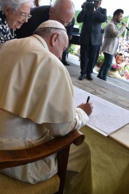 essere la società se fosse basata sull amore reciproco del Vangelo. È seguito un dialogo aperto e schietto, scandito da alcune domande poste da un gruppo di cittadini di Loppiano.