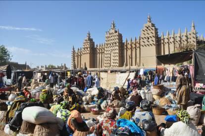 Partenza per Djenné, attraversamento del fiume Bani su chiatta e sistemazione all Hotel Djenné Djenno, pranzo.