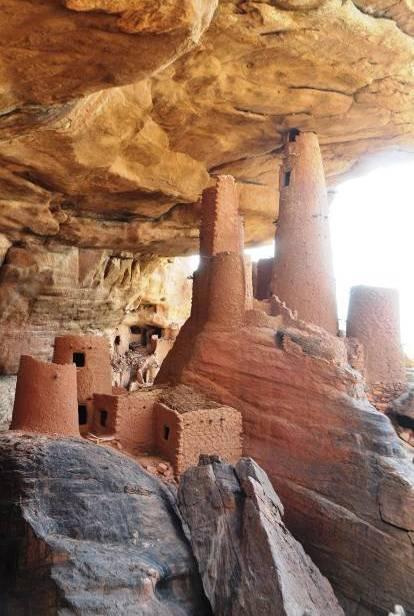 Attraversamento del fiume Bani su chiatta e partenza per il Pays Dogon. Visita lungo il tragitto di SONGHO, villaggio celebre per le sue pitture rupestri e per la grotta della circoncisione.