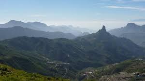 l architettura tradizionale canaria. Passeremo da vie come quella di Balcones ed Espiritu Santu, fino a raggiungere piazza Santa Ana, dove sorge l omonima cattedrale.