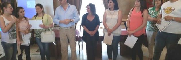 Boscoreale premiati gli alunni vincitori della borsa di studio per la lingua spagnola Si è tenuta oggi, presso la sala giunta, la cerimonia di premiazione dei sei alunni delle classi quarte e quinte