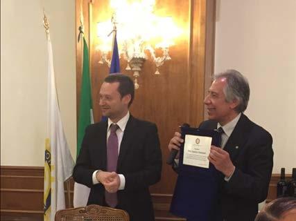 Il Presidente del Club, Prof Gaetano Pannitteri, consegna il gagliardetto del Rotary Club Roma Parioli all ospite ringraziandolo dell intervento. In data 23 maggio il Club ha ospitato, il Prof.