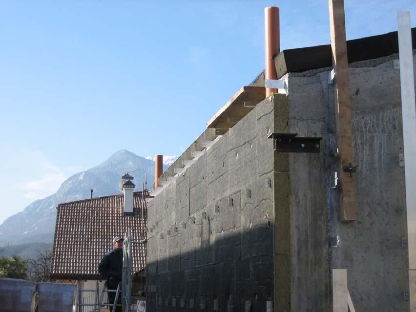 Isolamento termico: parete esterna: parete in calcestruzzo da 30 cm, isolata con lana di roccia da 12 cm; U = 0,31 W/m2K tetto: solaio in calcestruzzo da