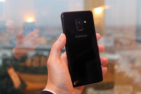 Samsung Galaxy A8 (2018) è stato annunciato qualche giorno prima di Natale, quindi conosciamo perfettamente il suo design e la sua scheda tecnica ormai da diverse settimane, ma proprio come ci