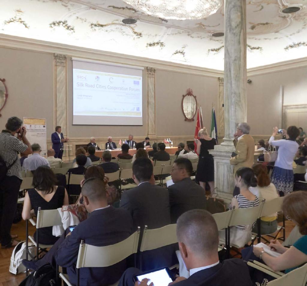 VENEZIA 威尼斯 23 LUGLIO 2015 2015 年 7 月 23 日 Il 23 luglio 2014, nella splendida sede della Biennale di Venezia, Cà Giustinian, si è svolto il primo Silk Road Cities Cooperation Forum, promosso dall