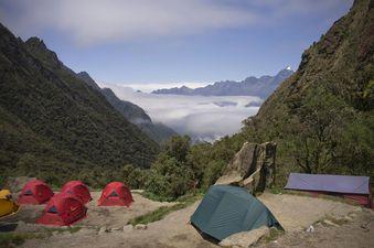 Da qui in poi il sentiero è pavimentato e si potrà apprezzare la notevole abilità degli Inca nel costruirlo. Si visita Sayacmarca, un centro archeologico di notevole interesse.